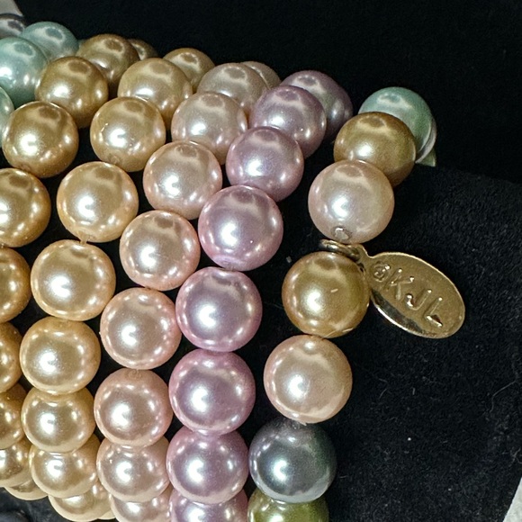 Kenneth Jay Lane Multicolor Faux Pearl Set. (1)Necklace(7)Bracelets(6)Earrings. - Picture 4 of 7